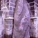 Il menhir, vagamente antropomorfo, della cattedrale di Saint-Julien a Le Mans, a destra si nota la cavità in cui, secondo la tradizione, va appoggiato il pollice per poter dire di aver veramente visitato Le Mans.