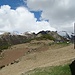 Alpe Mognone: Der Blick zu den höheren Hügelzügen.