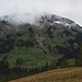Aussicht von der Schwarzenegghöchi (1379m) auf den Chöpfenberg (1896m) mit seiner Südflanke. Um seinen Gipfel ziehen zwar Nebelfetzen doch die Route kann man dennoch teilweise einsehen.