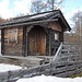 Holzhütte am Ende der Waldschneise