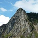 Ein schöner Berg mit einem beeindruckenden Gipfelkreuz