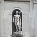 Kuriose Statue in der Fassade der Kirche von Noga