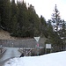 <b>Lasciata l’auto ai bordi della strada del Passo del Lucomagno, mi avvio sulla stradina pianeggiante, in parte ancora innevata, verso Piano e l’Alpe Pian Segno (1668 m). </b>
