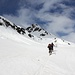 <b>Dopo il ponte seguiamo la stradina che sale verso Stabbio Vecchio e Lareccio. La neve è ancora compatta e gelata, cosparsa di rametti, licheni, pigne, sassolini e resti vari. </b>