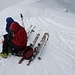 <b>I compagni tubinghesi infreddoliti.<br />Oggi niente carrellata fotografica: il freddo intenso ci obbliga ad una veloce preparazione alla discesa. La luce diffusa e la neve crostosa non ci permettono purtroppo di apprezzare completamente il canalone. Più in basso, con neve che nel frattempo si è rammollita, ci è possibile per contro compiere ampie curve, con piena soddisfazione anche per i compagni venuti da lontano.</b>