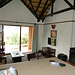 Wohnzimmer mit Kamin und Flatscreen