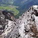 Tiefblick zum Aufstiegsweg über Jochinghöhe (Bildmitte)