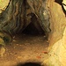 Die kleine Höhle unterhalb des Bunkers am oberen Ende des Ramsthales.