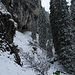 Hier geht`s entlang unter den Felsen des Laubeneck-Rückens...im Neuschnee und über Bäume.<br /><br />Vai in alto sotte le rocce del dorsale del Laubeneck...nella neve fresca e sopra gli alberi.