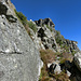 und die Felsen geht es nach links hinauf