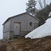 An dieser Werkhütte kommt man vorbei (im Bild von links unten): aufwärts halten (im Bild in Richtung unteren Rand des Schneefelds).