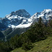 Das Gipfelpaar Östliche Karwendelspitze und Vogelkarspitze. Es gibt wohl kaum einen Platz im Karwendel, an dem sie schöner zu sehen sind als im Rontal!