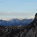 Der Blick vom Gipfel P. 1769 m zur Stauberen. Dahinter die Vorarlberger Alpen in Österreich.