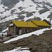 Rifugio Pontese con il caratteristico tetto giallo