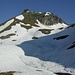 Ore 7.15: partenza dall'ultimo tornante del Passo della Novena a quota 2410 m. La prima erta sotto il Chilchhorn è il banco di prova per i muscoli ancora freddi. La neve compatta facilita comunque il compito.