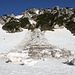 <b>Poco dopo ci fermiamo ad osservare, basiti, una slavina che si è staccata dal Toròi (2164 m): impressionanti le dimensioni dei blocchi di neve gelata.</b>