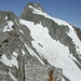 I resti della <b>Capanna Gönerli (2741 m)</b> con il <b>Pizzo Gallina (3061 m)</b>.