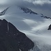 Similaun - die Spur vom Marzellkamm ist links zu erkennen; auf dem Normalweg rechts sind zahlreiche Seilschaften auf dem Gletscher unterwegs (Bild aus dem Jahr 2011)