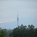 Münchner Fernsehturm vor der Alpenkette
