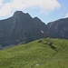 Gipfelaussicht vom Alpoglerberg (1841m) auf die Schafnase (links; 2011m) und P.2073m (rechts; Rossflue Nordgipfel).