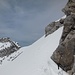 Diese Felswand konnte man links aber über dieses steile Schneefeld umgehen. Hier hatte es angenehmen Trittschnee.