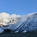 Die Sonne scheint am Morgen an die leicht verschneiten Hänge, links hinten sieht die Gletscherzunge des Darfalagletschers