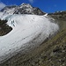 Der Aufstieg auf der Moräne. Am rechten Rand des Gletschers sieht man die Aufstieg Möglichkeiten über das Schneefeld oder die Felsen auf den Pass