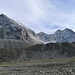 Hinter der Moräne versteckt sich ein Gletscher, der Gipfel links ist der Kaskasatjakka (2073m)