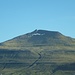 das könnte der Kambur (611m) auf der Insel Eysturoy sein; jedenfalls hat der Gipfel eine markante Felsscharte ...