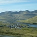 Die Brücke, welche die Inseln Streymoy (hinten) und Eysturoy (im Vordergrund) verbindet. Blick auf die Ortschaft Oyrarbakki