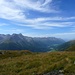 Bereits während des Aufstieges bietet sich ein herrlicher Ausblick über das Engadin. Ganz am linken Bildrand der Piz Quattervals, gegen die Bildmitte der markante Piz d'Esan und im Hintergrund die majestätisch weisse Bernina-Gruppe.
