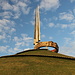 Курган Славы / Kurgan Slavy - Über der Plattorm auf dem Hügel befindet sich ein riesiger Ring, und vier Bajonette streben in den Himmel.