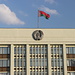 In Мiнск / Minsk - Fassadendetail #2. Über dem Wappen der Republik Belarus weht auch die Fahne des Landes. In diesem Gebäude befindet sich wohl der Minsker Stadtrat.
