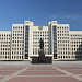 In Мiнск / Minsk - Am Unabhängigkeitsplatz, Плошча Незалежнасці, befindet sich auch das Regierungs-Gebäude, Дом урада. Das Gebäude, vor dem ein Lenin-Denkmal steht, wurde 1930 - 1934 errichtet. Foto vom 20.04.2014.