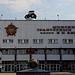 In Мiнск / Minsk - Am Eingang zu den Minsker Traktorwerken gibt es Interessantes zu sehen: Neben dem Leninorden ist sicherlich auch der Traktor auf dem Dach ein Hingucker.