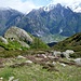 Blick von Alpe Derscen hinunter nach Novate, dahinter der Eingang ins Val Codera