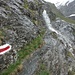 Der Bergweg führt unter dem Wasserfall durch, im Sommer sicher erfrischend