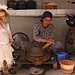 Zu Besuch bei einer Berber-Familie. Die Mutter "mahlt" Arganöl, Mandeln und Puderzucker zu einem leckeren Dip für uns :-)