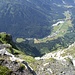 Beeindruckende Tiefblicke vom Gipfelgrat des Piz Lunghin hinunter ins Bergell. Hier Casaccia.