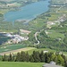 Die Alp Grosses Ciernes hoch über der Cailler-Fabrik («D'Schoggi wo hergstellt wird in Broc, Gruyère und susch niened») und dem Lac de Gruyères.