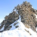 Dem Schnee zwischen den Felsen entlang folgt die Aufstiegsroute zum Gipfel.