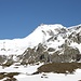 <b>Tornante della strada della Novena, poco sopra l’Alpe di Cruina (2002 m). Da qui inizia il sentiero estivo per la Capanna Corno Gries.</b>