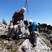 Meine fröhlichen Begleiterinnen mit dem improvisierten Gipfelkreuz auf der Aiguilles de Baulmes