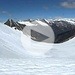 metri di neve che seppeliscono i due grandi ometti e il cartello con la segnaletica svizzera