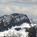 Gamsberg Nordflanke, die -entlang des gut sichtbaren (momentan noch schneebedeckten) Bandes- den einfachsten Aufstieg auf diesen schönen Berg vermittelt
