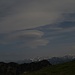 Irgendeine schön geformte Wolke über den österreicher Bergen
