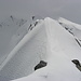 Auf dem schönen Schneegrat des Hochebenkamms.<br />Die anderen zuvor bestiegenen Berge sind auch sichtbar.
