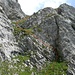 Aufstieg aus dem Graskessel unter dem Selun Ostgipfel Südpfeiler hinauf ins Rappenloch. Die Abseilstelle befindet sich an den Felsen links, wo der Weg ein letztes Mal auf dem Grasband wendet und nach rechts in den Sattel führt.