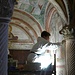 restauratrice al lavoro sugli affreschi dell' ingresso