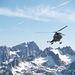 Armeehelikopter beim Anflug auf die Tierberglihütte mit Titlis im Hintergrund.